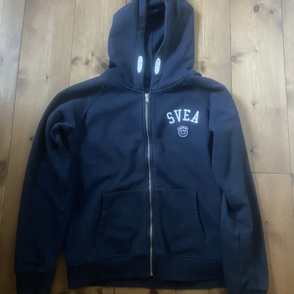 Jättefin zip-up hoodie, i mycket bra skick och använd fåtal gånger. Från märket SVEA och är i storlek 160, men jag skulle säga att den passar som S. Säljer för att den inte används så mycket.. Hoodies.