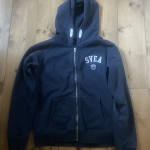 Zip-up hoodie - Jättefin zip-up hoodie, i mycket bra skick och använd fåtal gånger. Från märket SVEA och är i storlek 160, men jag skulle säga att den passar som S. Säljer för att den inte används så mycket.