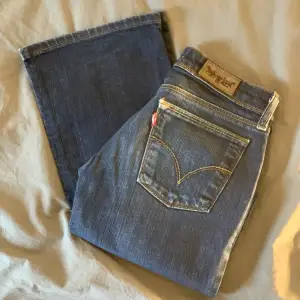 Super snygga lågmidjade jeans köpta secondhand, så trist att dom inte passar mig🤍🤍Trots att dom är försmå i midjan för mig, tycker jag ändå att passformen i helhet är super lovande. Vid intresse kan fler bilder skickas🙏🏼