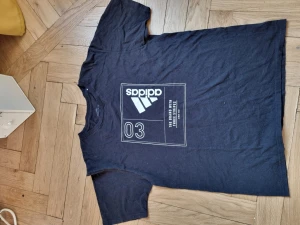 ADIDAS T-SHIRT - SVART MED TRYCK - STRL L - Adidas - The brand with the three stripes Tshirt / kortärmad tröja Svart med snyggt vitt tryck The go-to tee  Storlek L Bra skick  Se gärna andra annonser  Taggar: kläder outfit clothes sommar vår adidas trestreck adidaströja adidaskläder