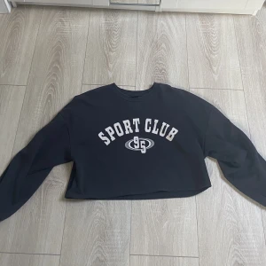 Croppad sweatshirt - jättefin och skön mörkgrå sweatshirt som är lite kortare med tryck på från Gina! köpt i maj 2021 i storlek M men kommer inte längre till användning🩷 nypris: 249kr