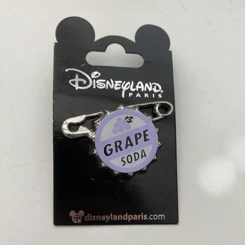 Pin från Disneyland köpt dyrt och vill egentligen inte sälja men den används har aldrig använts💞 från filmen Upp . Accessoarer.