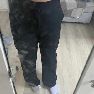 Kostymbyxa - högmidjad kostymbyxa, modellen ”Lykke” i storlek 40 från lindex. fick i julklapp 2021 men säljer nu då dem är lite stora❤️ nypris: 499