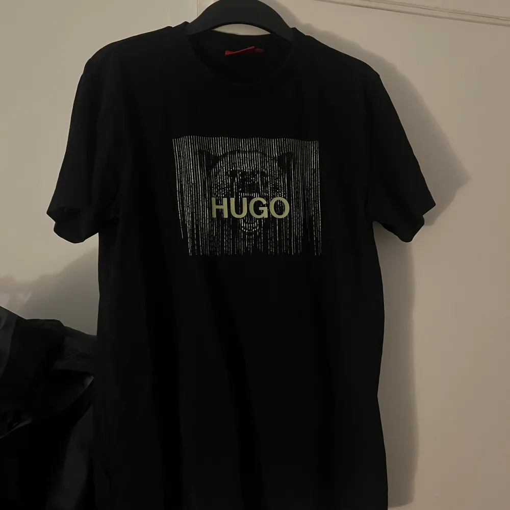 T-shirt från Hugo boss i storlek S, knappt använd!  Nypris 659kr. T-shirts.