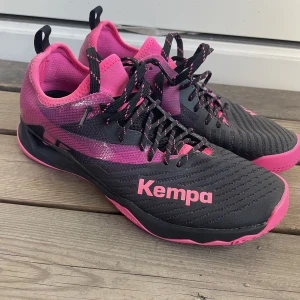 Träningsskor  - Ett par inneskor från kempa, knappt använda (ca 2-3 ggr). Nypris runt 1000kr. Köpta 2020.