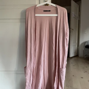 Rosa kofta - Lång rosa kofta med fickor 