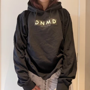 Luvtröja med tryck - Svart luvtröja med tryck fram. Använd ett fåtal gånger men i väldigt bra skick. Ser lite konstig ut på bilden men den är lite stor på mig. Storlek XXL.