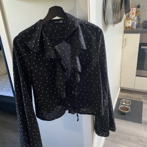 Prickig blus  - Fin prickig blus som man knyter fram, ifrån Boohoo tall!