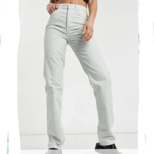 Byxor  - Superfina byxor från Asos i ett grönt vitt rutigt mönster. Dessa är Tall, alltså passar dom som är 175cm och uppåt! Använda 1 gång. Storleken är W30L36, passar de med storlek 38 och 40!