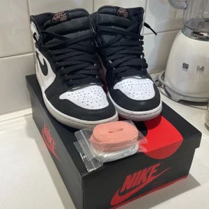 Jordan 1 stage haze - Väldigt sparsamt använd, köpta för 3800kr i london. Två extra snören följer med i färgen vit och rosa😃