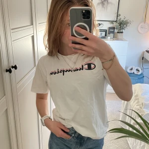 Champion t shirt  - Säljej denna tröja pågrund av att den ej kommer till användning längre. Det är äkta märke och i mycket godkänt skick! Tröjan passar både på killar och tjejer och fungerar super även som träningströja😎💗