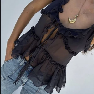 Zara topp - Köp direkt för 400kr! Säljer denhär helt nya toppen från zara som är använd endast en gång🌊☀️  bilden är lånad men kan skicka egna