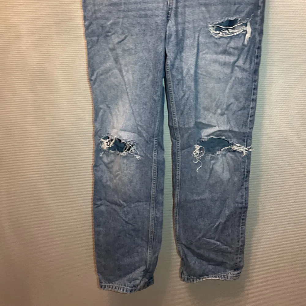 Jeans med hål från Gina tricot , användt fåtal gånger och i bra skick, nypris 499. Jeans & Byxor.