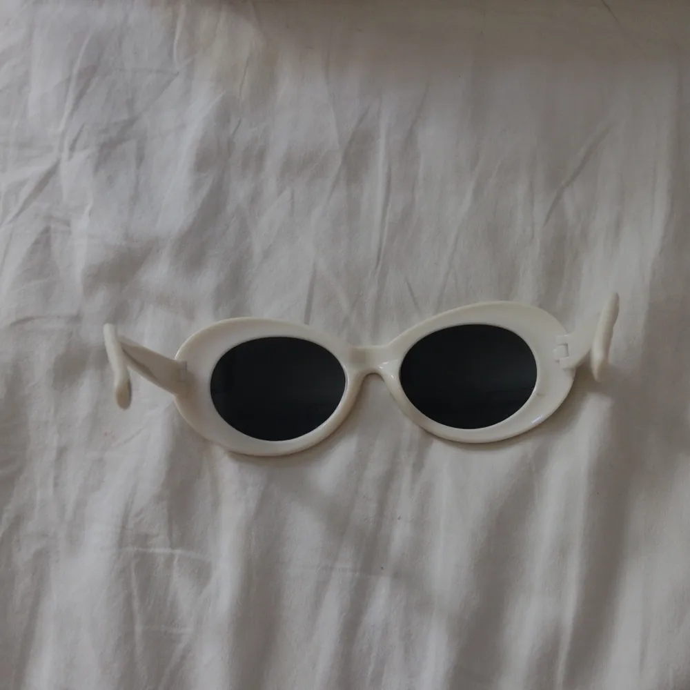 Vita och svarta solglasögon med ungefär 15 cm långa bågar, nästan helt nya och har bara använts ett fåtal gånger. Köptes på Amazon. Orginalpris- ungefär 150 kr. Accessoarer.