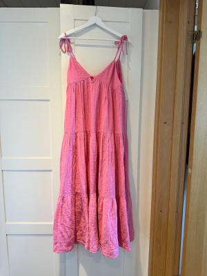 Långklänning zara xs 🥹🩷 - Den DRÖMMIGA långklänningen från zara. Så så söt men kommer inte till så stor användning. Köptes på sellpy. 🩷 försten till kvarn.