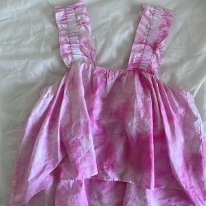Söt topp - Topp från zara i fin rosa färg. Ej använd pga för liten. 