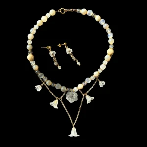 Handgjort halsband  - Ett supergulligt halsband och ett par örhängen som passar perfekt till sommaren:)  Förlängningskedja går att sätta på om man vill det:) Köparen står för frakten som är på 29kr <3