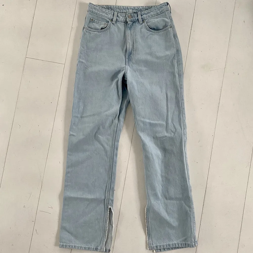 Säljer mina weekday jeans i modellen och färgen ”rowe split blue hill” i storleken 30. Jeansen är endast använda ett fåtal gånger och är i gott skick.. Jeans & Byxor.