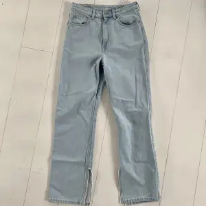 Säljer mina weekday jeans i modellen och färgen ”rowe split blue hill” i storleken 30. Jeansen är endast använda ett fåtal gånger och är i gott skick.