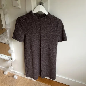 Brun/grå klänning - Säljer min brun/gråa klänning från zara. Klänningen är i nyskick och aldrig använd prislappen är också på. Kontakta för fler bilder💕💕