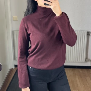 Vinröd stickad polotröja - Vinröd polotröja köpt på H&M ❤️  Storlek S. 