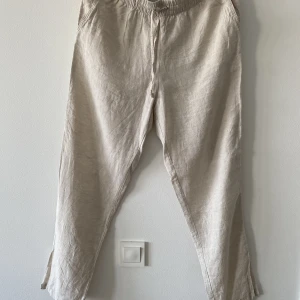 Linnebyxor med slits - Beiga linnebyxor med slits på utsidan. Inga skador