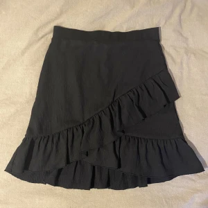 volangkjol - knappt använd volangkjol från Nelly💞 Inga synliga defekter, köpt för 349kr säljer för 50kr!