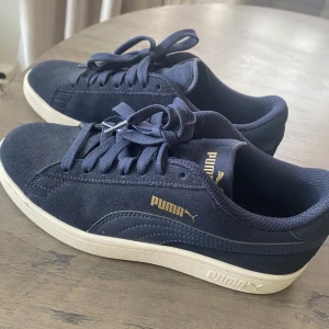 Sneakers Puma  - Snygga sneakers knappt använda. Tyg Mocca