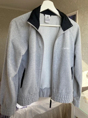 Adidasjacka - secondhand, men i väldigt bra skick. Står att den i storlek 40, men jag skulle säga att den är 36. Frakt ingår inte i priset❤️‍🔥