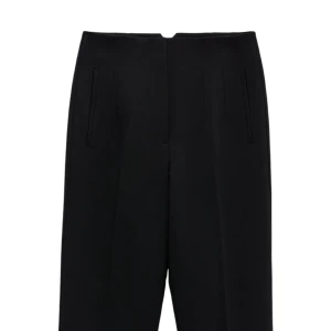 Byxor med hög midja  - (Behöver strykas)  Byxa med hög midja. Markerade sömmar fram och bak. 