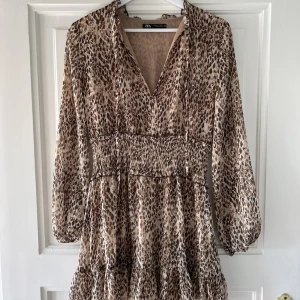Klänning  - Klänning från Zara i nyskick! Endast använd två gånger förra sommaren. 