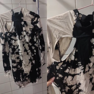 Fläckig klänning - Storlek M