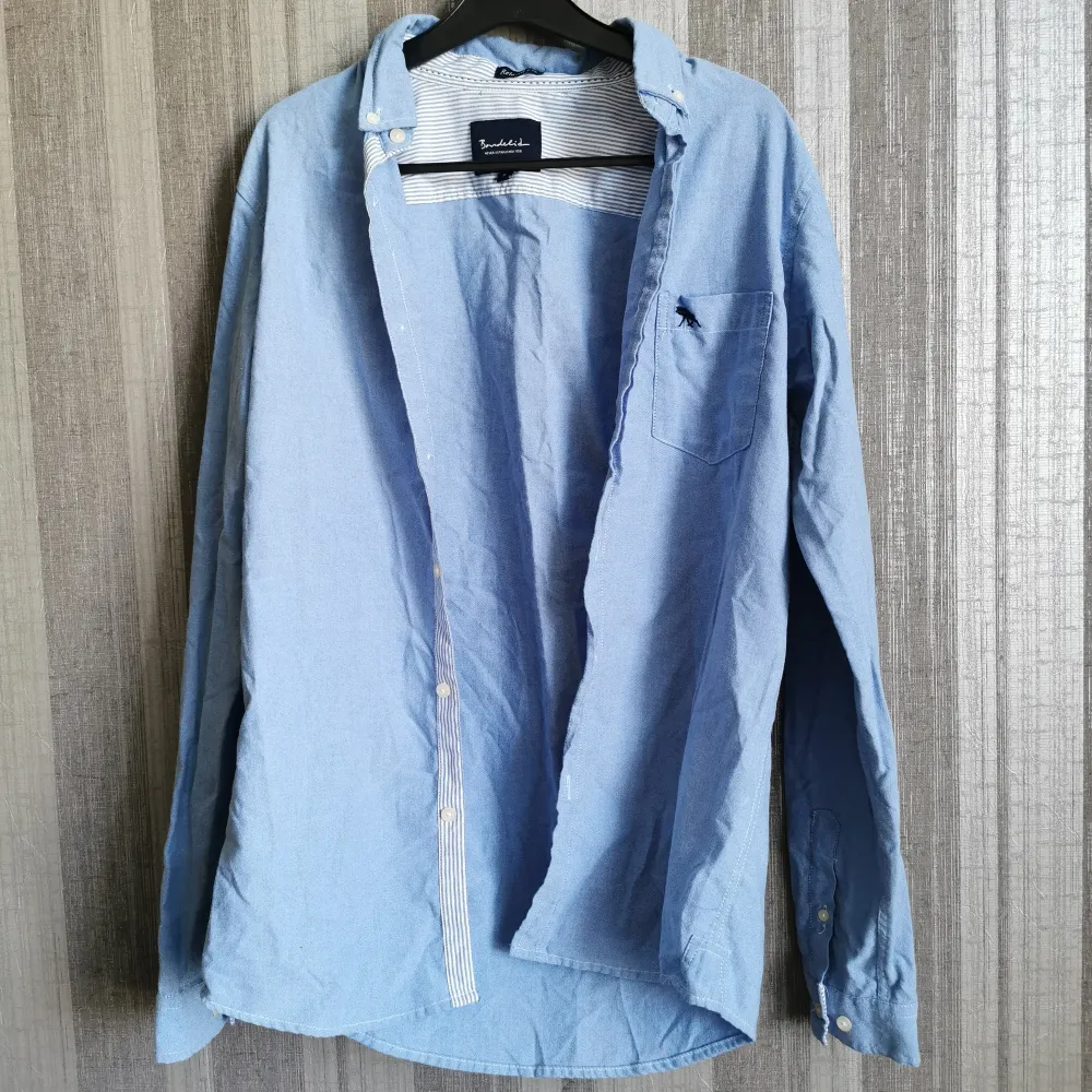 Klassisk ljusblå skjorta. Använd några gånger och i fint skick. Köparen står för frakten. Klicka gärna på Köp nu.. Skjortor.