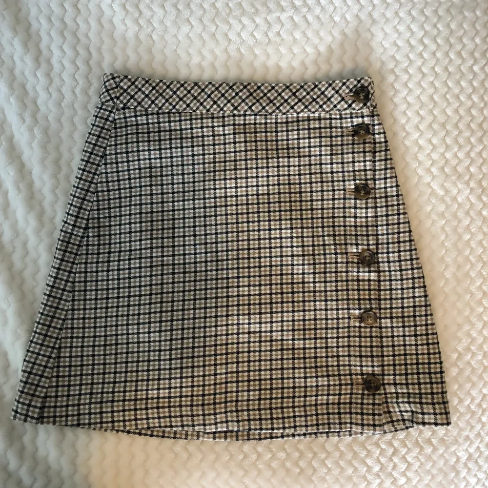 Säljer min gamla favo kjol som tyvärr inte passar mig längre :( Den har inga slitningar eller fläkar.. Kjolar.
