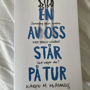 En av oss står på tur - Boken En av oss står på tur skriven av Karen M. McManus🫶🏻