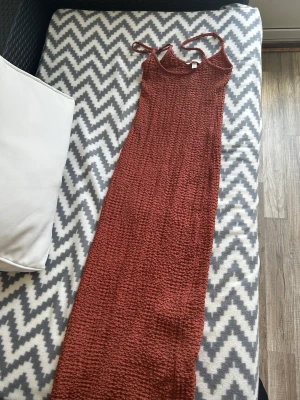 H&M klänning - En brun och fin sommarklänning från hm. Aldrig använt. Storlek xs. 