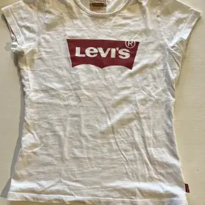 Vit Levis t-shirt, strl 12, fint skick!! Pris 100kr