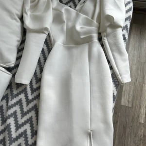 Fest/bröllopsklänning  - Elegant festklänning. As fint sydd och sitter bra. Använt en gång! 