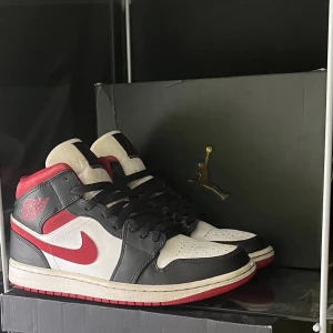 Jordan 1 mid gym red  - 💯Jordan 1 mid gym red 💯🔥Storlek 42,5 🔥⚡️Bra skick ⚡️🌸Perfekta till sommaren 🌸🍀Svarar gärna på frågor eller skickar fler bilder 🍀📦Kan fraktas eller mötas upp i Stockholm 📦🦋Pris kan diskuteras vid snabb affär 🦋
