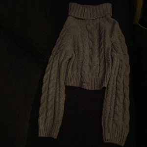 Stickattröja - Jätte fin enkel stickat grå tröja från, Gina Tricot sälj dock inte längre passar även som xs.
