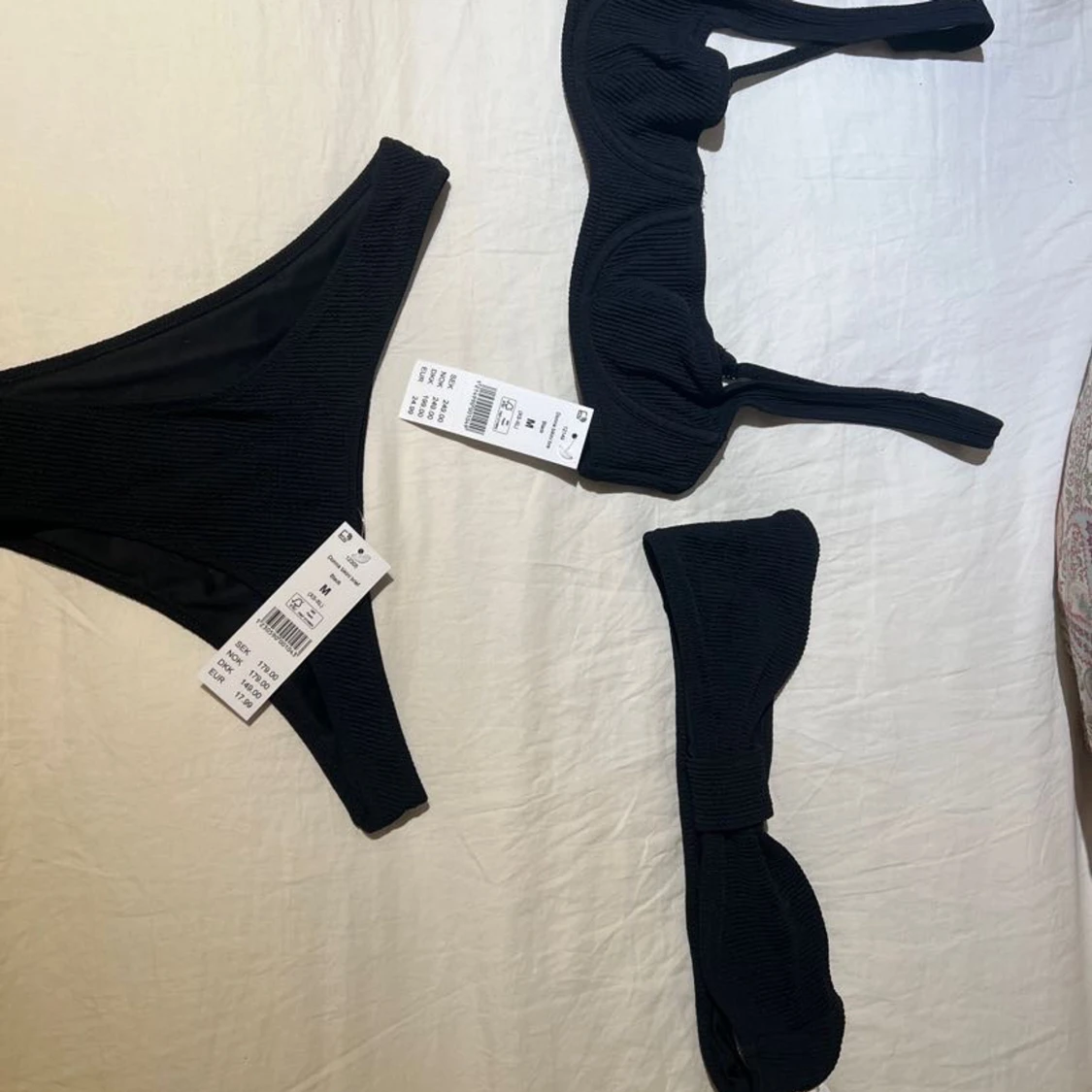 Tre delat bikini sett