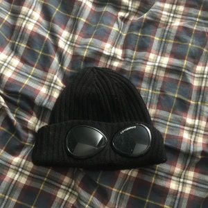 Cp company mössa - Cp company mössa köptes i vinter men tyckte inte jag passade i den så den har bara anvönds ett fåtal gånger.