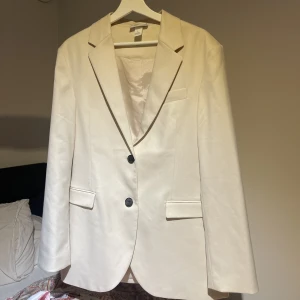 Kavaj - Beige oversized kavaj från monki, nyskick. Storlek s