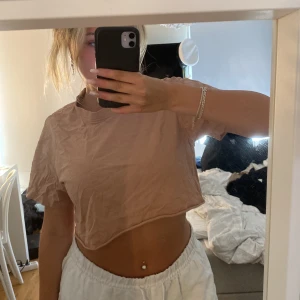 T-shirt - En magtröja som ser ut som att den är avklippt men varit så när jag köpte den