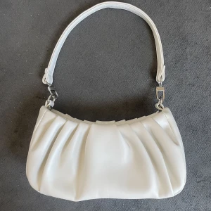 Vit Baguetteväska - Liten vit baguetteväska i skinnimitation! 🤍