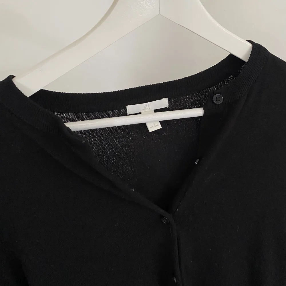 Jättesöt svart cardigan från h&m med knappar. Har använts lite men har inga defekter, storlek s💗 60kr +frakt👍. Tröjor & Koftor.