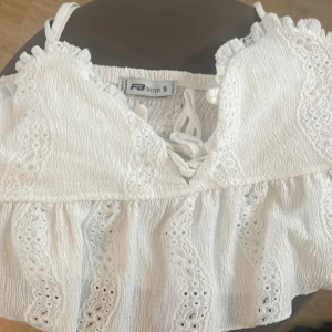 Vit topp - Säljer denna jätte fina vita topp ifrån new yorker i storlek S❤️