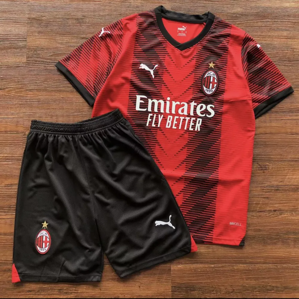 Jag säljer ett par nya AC Milan T-shirts för endast 659 kr. Leveransen tar ungefär 2 veckor. Eller så kan vi mötas upp i Västerås. Finns i alla storlekar. . T-shirts.