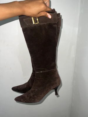 Bruna boots - Säljer dessa boots från massimo dutti köpta second hand. I bra skick super sköna att gå i dö klacken inte är för lpng