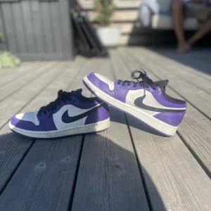 Low jordans 1, lila,  - Säljer nu mina skor som är i väldigt bra skick, säljer skorna för 499 men pris kan diskuteras!